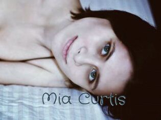 Mia_Curtis